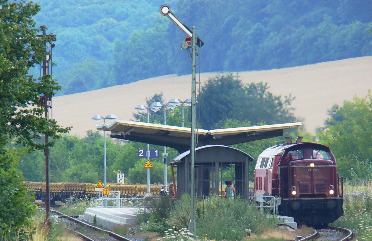 DB Fahrwegdienste 212 093-9 + DB Service Sdost 218 272-3 mit Flachwagen ins Fahrzeugwerk Karsdorf, am 11.07.2014 in Laucha. (Foto: Gnther Gbel)