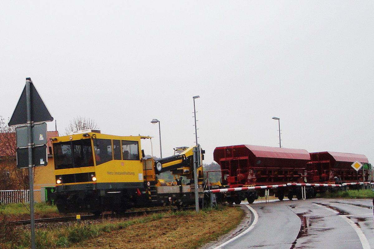 DB Netz Robel GAF BAMOWAG 54.22 mit Schotterwagen Richtung Naumburg Hbf, am 15.11.2016 in Kleinjena. (Foto: Günther Göbel)