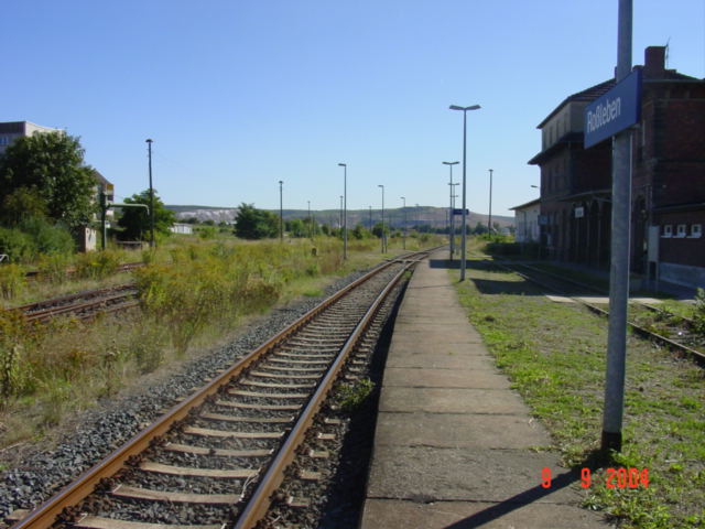 Der Bahnsteig in Roßleben am 09.09.2004. (Foto. Carsten Klinger)