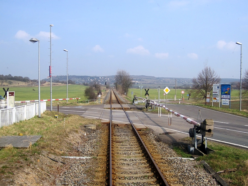 Der Bahnbergang in Kleinjena am 16.03.2015. (Foto: Tobias Dpfner, www.bahnreiseberichte.de)
