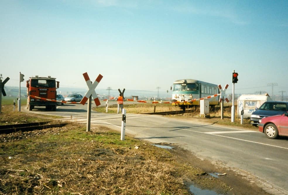 Der damals sehr bekannte  Flatterband Bahnübergang  an der Unstrutbahn zwischen Karsdorf und Reinsdorf. (Foto: https://www.instagram.com/1999revisited)