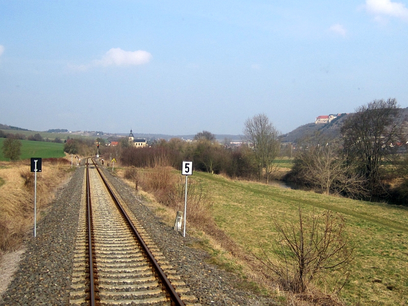 Der Unstrutbahn-Kilometer 4,6 am 16.03.2015 zwischen Kleinjena und Freyburg. (Foto: Tobias Dpfner, www.bahnreiseberichte.de)