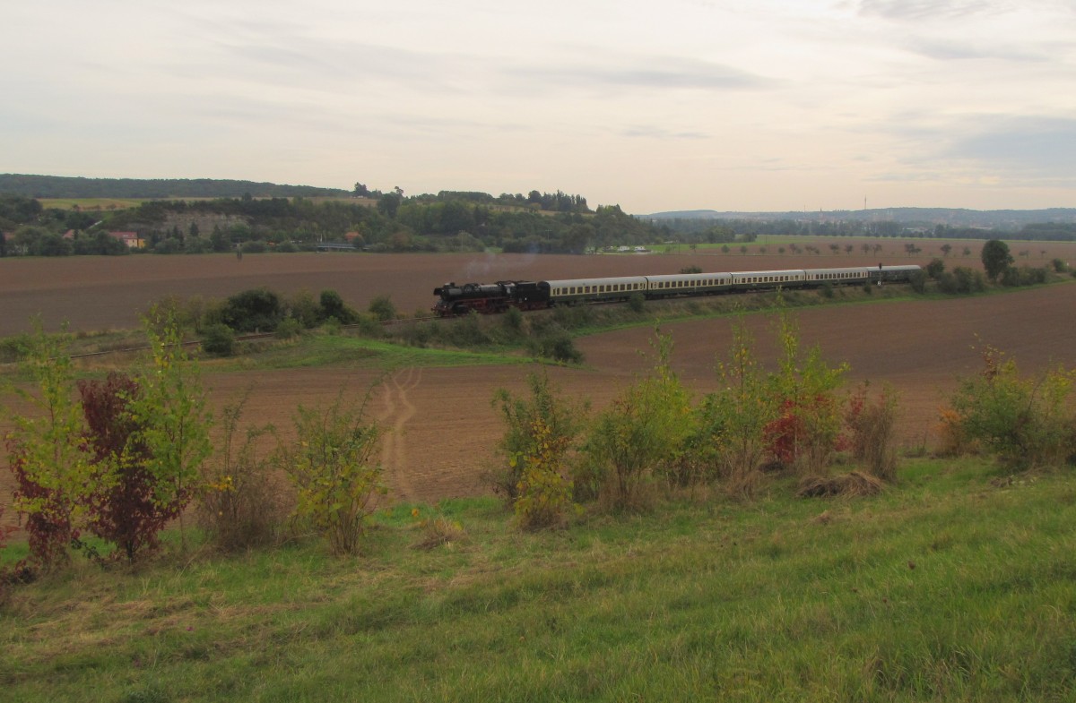 Die 41 1144-9 der IGE Werrabahn-Eisenach mit dem RE 16197  Rotkppchen-Express II  von Eisenach ber Camburg nach Freyburg, am 05.10.2013 im Unstruttal bei Kleinjena.