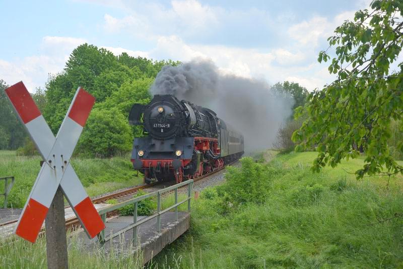 Die 41 1144-9 der IGE Werrabahn-Eisenach mit dem Leerpark des  Rotkppchen-Express I  auf der Fahrt von Freyburg in die Abstellung nach Karsdorf, am 21.05.2017 bei Balgstdt. (Foto: dampflok015)