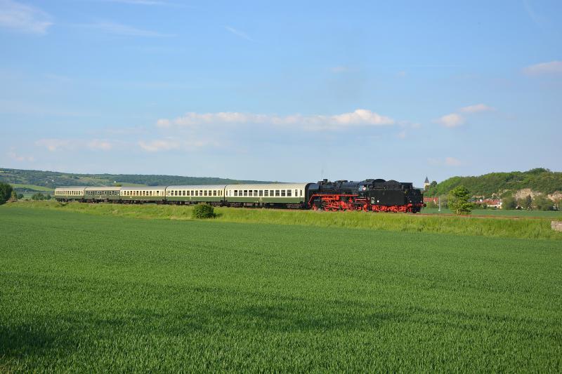 Die 41 1144-9 der IGE Werrabahn-Eisenach mit dem  Rotkppchen-Express I  von Freyburg nach Altenburg, am 21.05.2017 bei Kleinjena. (Foto: dampflok015)