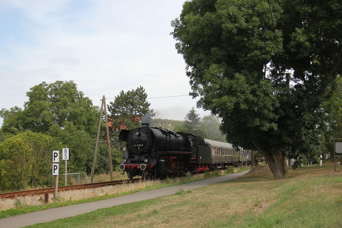 Die 44 1486-8 mit dem DLr 80784 von Freyburg nach Karsdorf, am 07.09.2019 in Blagstdt.  (Foto: Wolfgang Krolop)