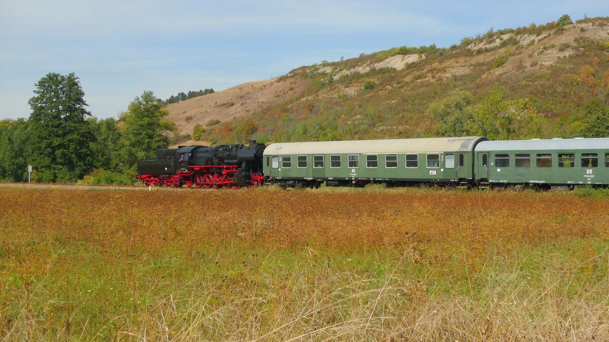 Die 52 8154-8 vom Eisenbahnmuseum Leipzig mit dem DLr 25298 von Freyburg nach Karsdorf, am 08.09.2018 in Balgstdt. (Foto: Jrgen Lschner)