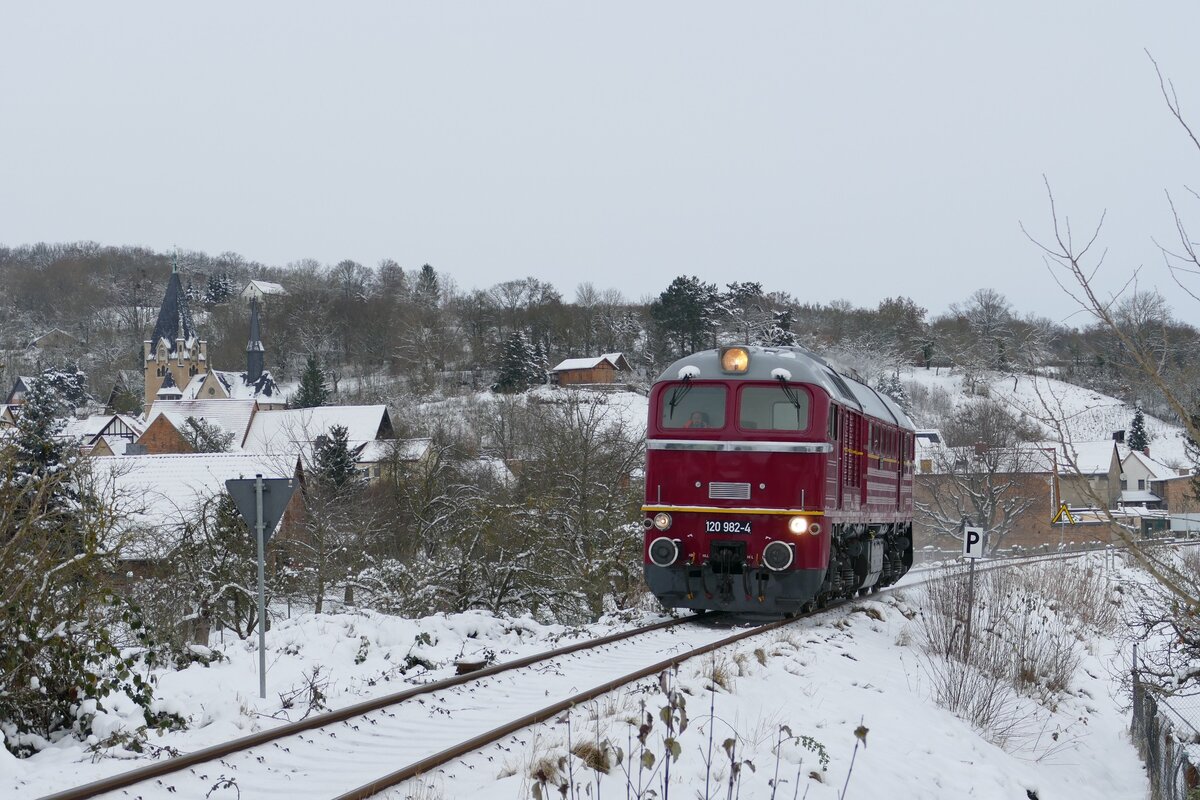 Die als 120 982-4 beschilderte EBS V200 507 als Tfzf von Karsdorf nach Naumburg (S) Hbf, am 04.12.2023 auf der Unstrutbahn bei Roßbach. (Foto: Wolfgang Krolop)