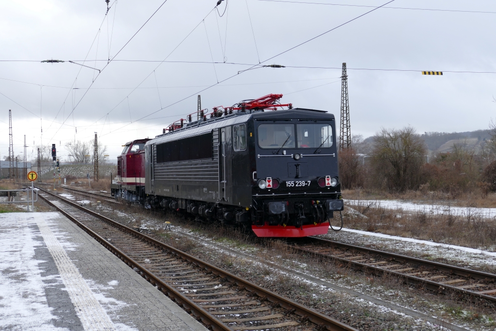 Die EBS 110 001-5 hatte am 21.01.2022 in Naumburg Hbf die FWK 155 239-7 am Haken und berfhrte sie nach Karsdorf.