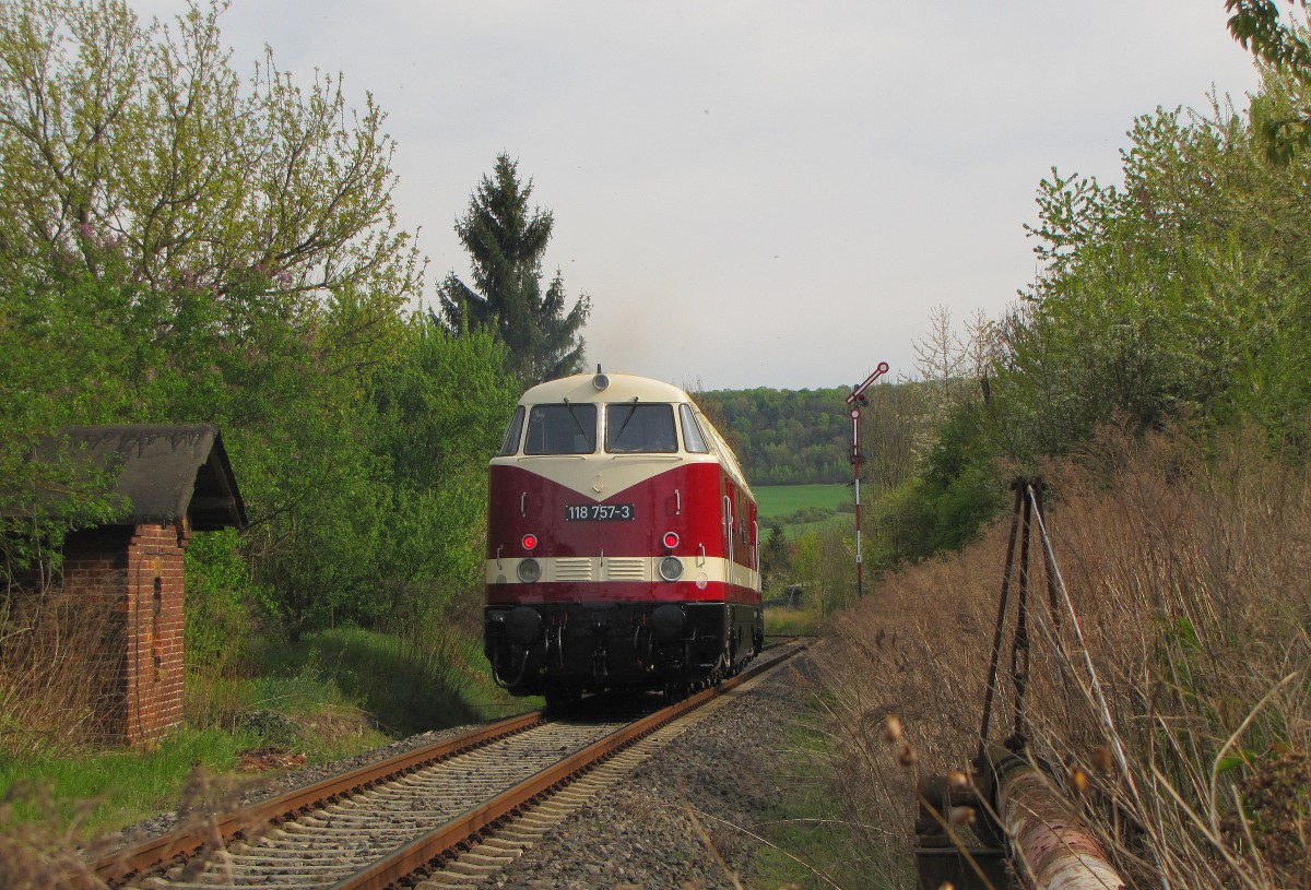 Die EBS 118 757-3 am 17.04.2014 whrend ihrer Premierenfahrt in DR Farben. Von Karsdorf ging es ber die Unstrutbahn und Naumburg Hbf nach Weimar. Hier zu sehen, am ehem. Posten 6a in Laucha.