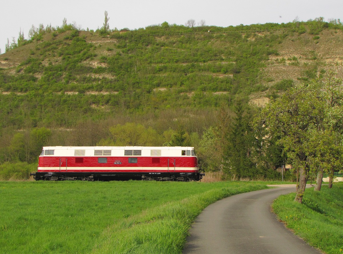Die EBS 118 757-3 am 17.04.2014 whrend ihrer Premierenfahrt in DR Farben als Tfzf von Karsdorf nach Weimar, bei Balgstdt.