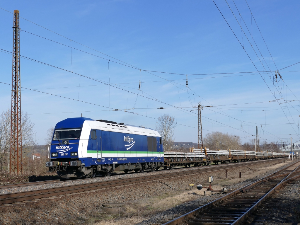 Die IntEgro 223 152 zog am 09.02.2023 in Naumburg (S) Hbf einen Schwellenzug mit der PRESS 204 033 am Zugschluss nach Jena-Gschwitz.