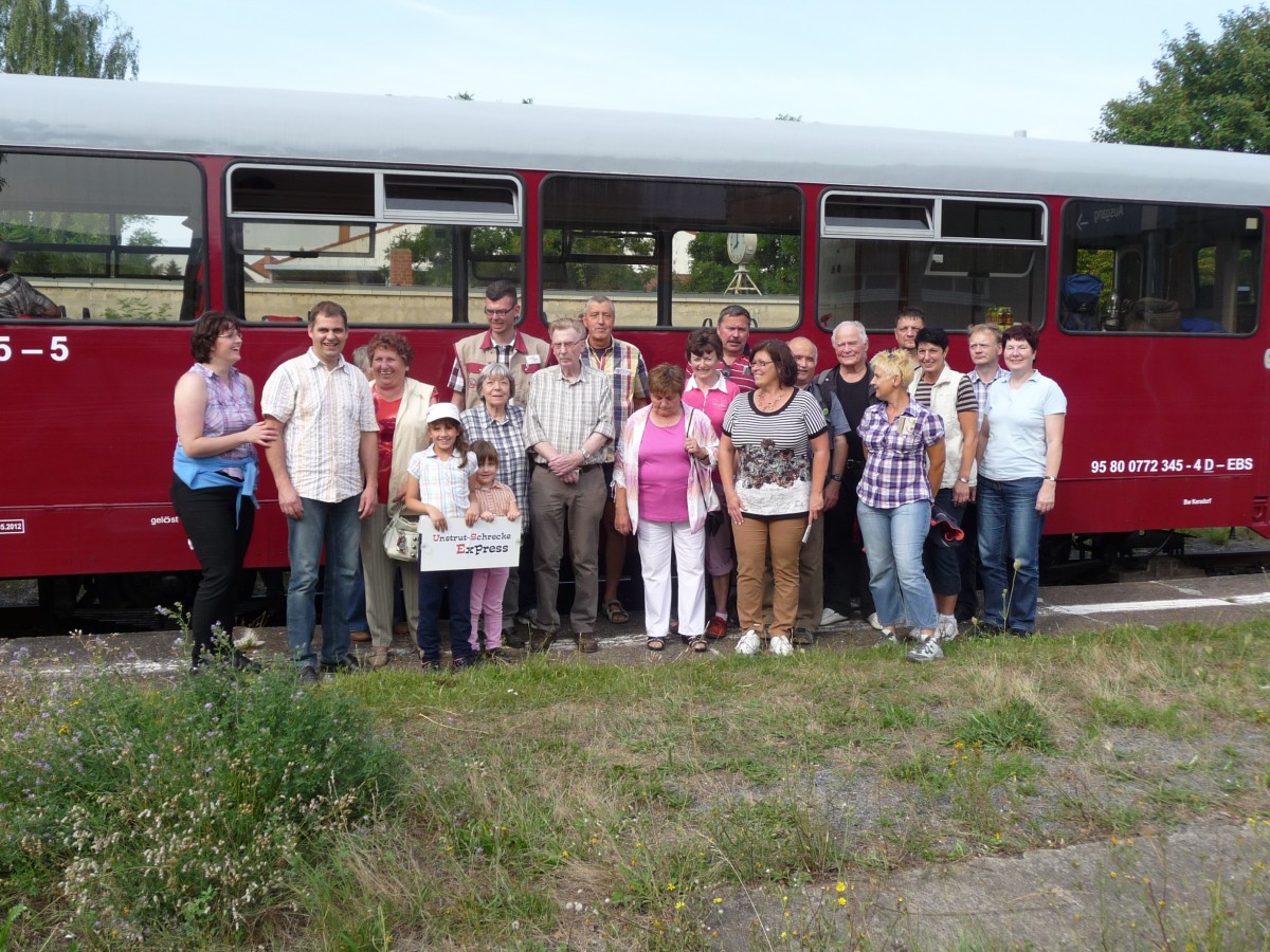 Die Reisegruppe am Nachmittag des 24.08.2013 vor dem EBS 772 345-5 als  Unstrut-Schrecke-Express  im Bahnhof Roleben. Kurz danach wurde die Heimreise angetreten.(Foto: Christian Kirchner)