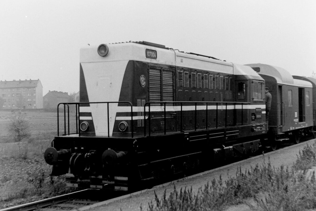 Die Werkslok 107 004-4 vom Zementwerk Karsdorf mit einem DMV-Sonderzug von Erfurt Hbf nach Naumburg (S) Hbf, am 22.10.1988 im Bahnhof Laucha. Die Lok ist seit Karsdorf am Zug. (Foto: Heiko Ifland)