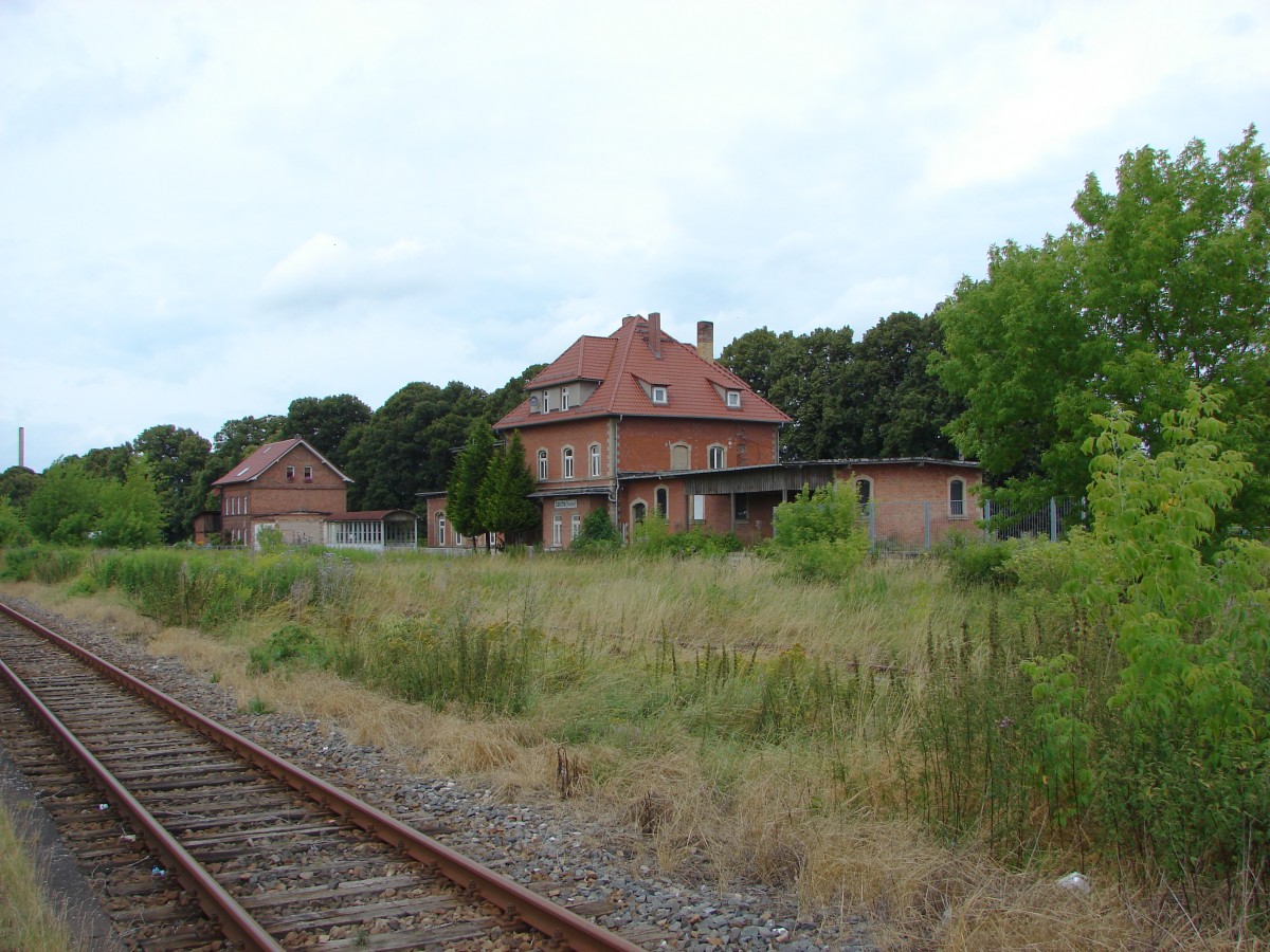 Die zugewachsenen früheren Rangier- und Gütergleise, sowie das Bahnhofsgebäude in Laucha am 12.07.2009. (Foto: Dieter Thomas)