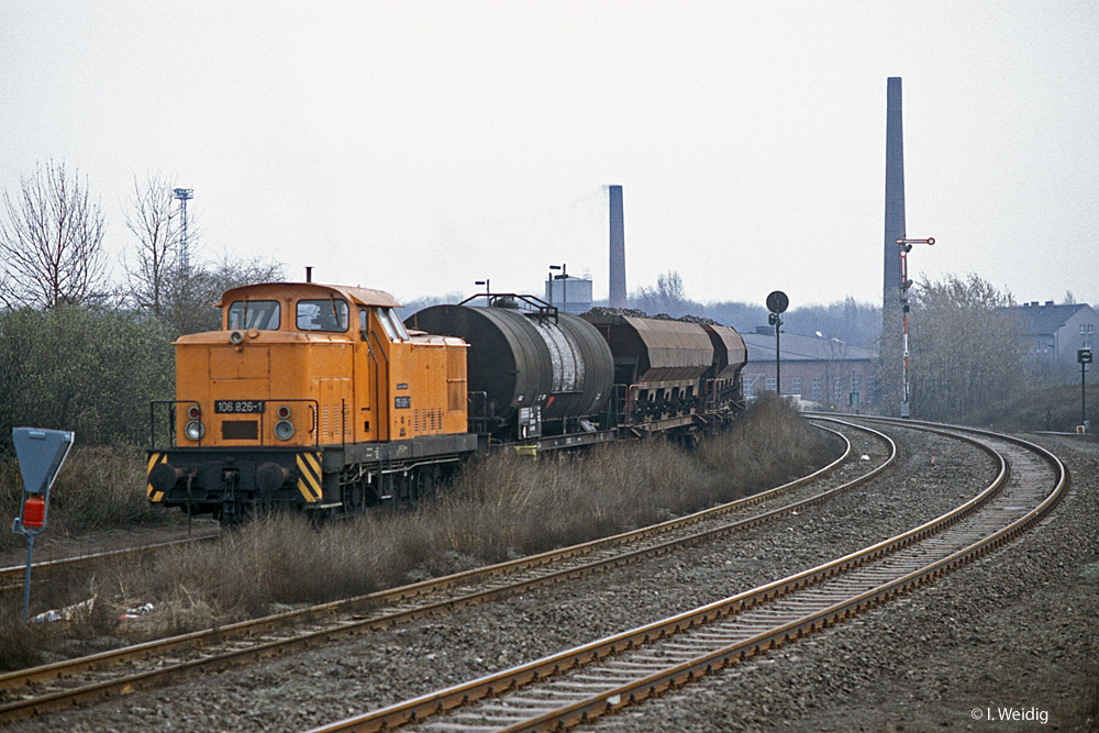 DR 106 826-1 mit einem Gterzug aus Richtung Deuben, am 19.03.1991 in Zeitz. (Foto: Ingmar Weidig)