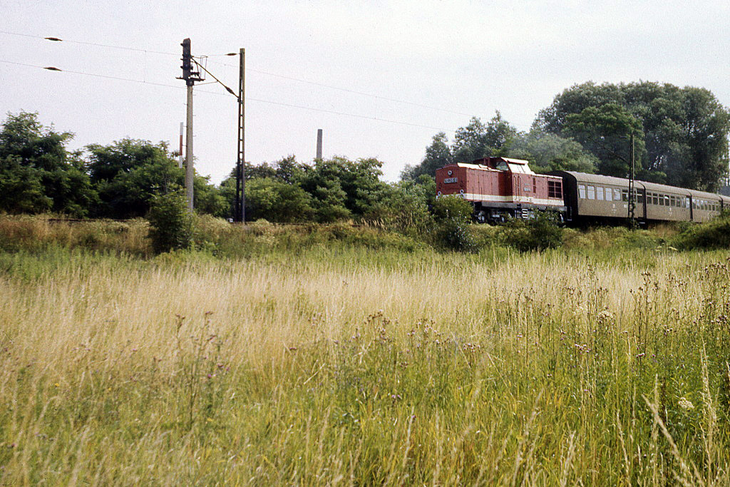 DR 112 245-6 mit dem P 15210 Richtung Artern, am 05.06.1986 bei der Ausfahrt in Naumburg Hbf. (Foto: Roland Reimer)