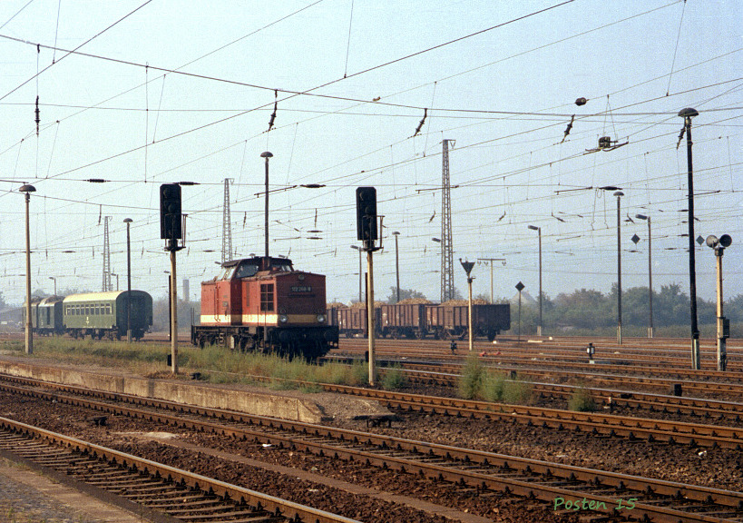 DR 112 268-9 im Oktober 1991 nach der Ankunft mit einem Personenzug aus Artern in Naumburg Hbf. (Foto: Jrg Berthold)