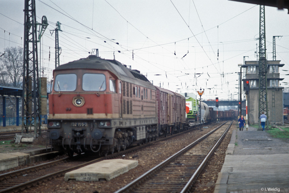 DR 132 155-3 erreicht am 22.03.1991 mit einem Gterzug von der Unstrutbahn kommend den Naumburger Hauptbahnhof. (Foto: Ingmar Weidig)
