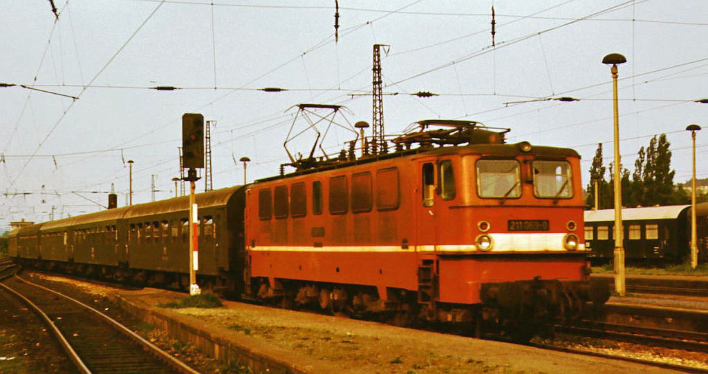 DR 211 069-0 mit einem Personenzug aus Richtung Leiling, am 22.05.1989 in Naumburg Hbf. (Foto: Markus Winter)