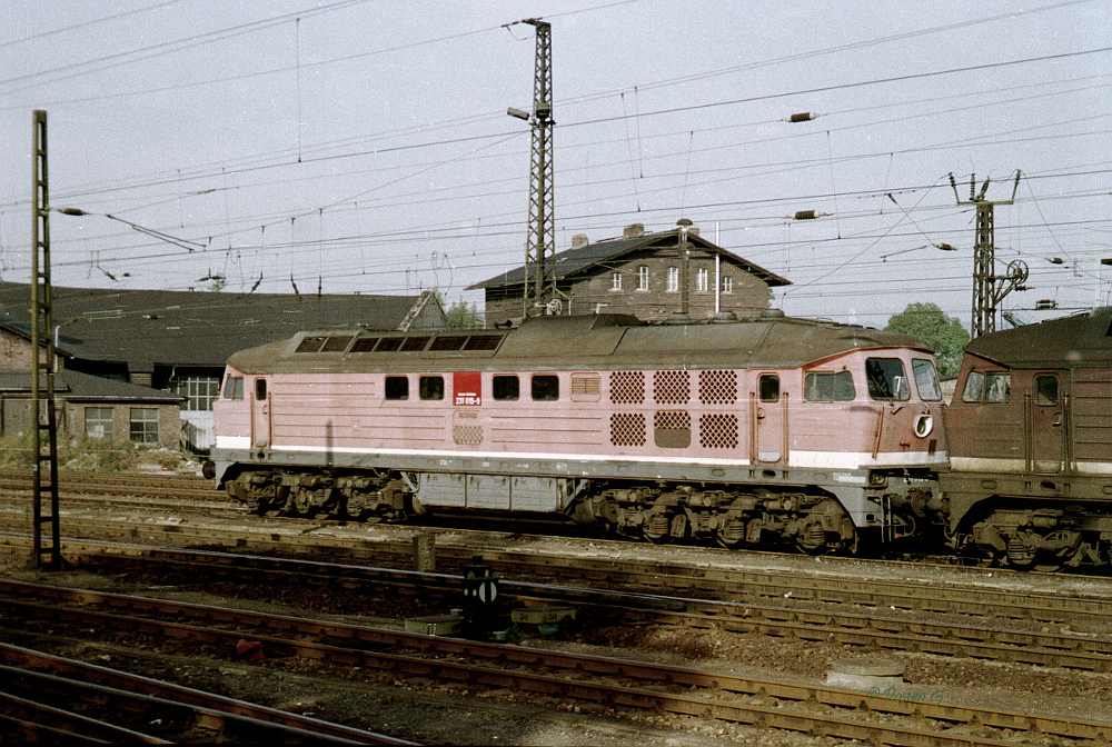 DR 231 015-9 wartet im Jahr 1991 in Naumburg Hbf auf neue Aufgaben. (Foto: Jrg Berthold)