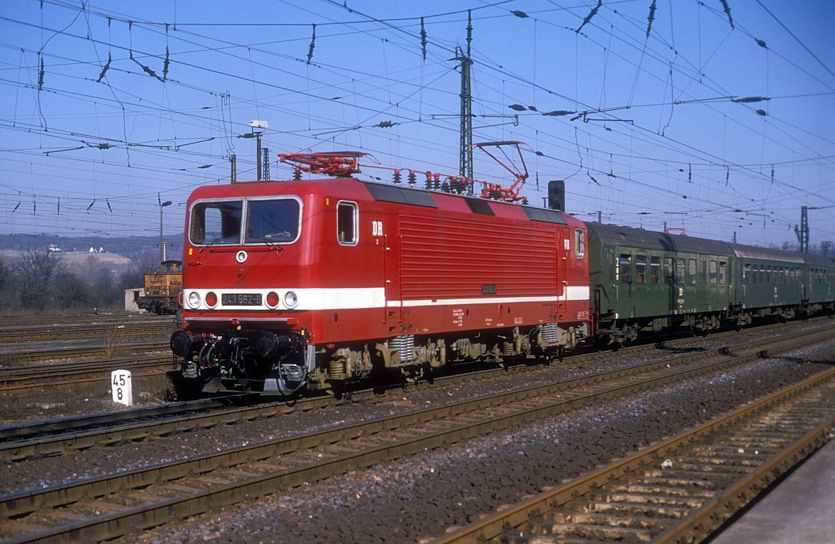 DR 243 562-6 mit einem Personenzug Richtung Bad Ksen, am 23.02.1990 bei der Ausfahrt in Naumburg Hbf. (Foto: Hansjrg Brutzer)