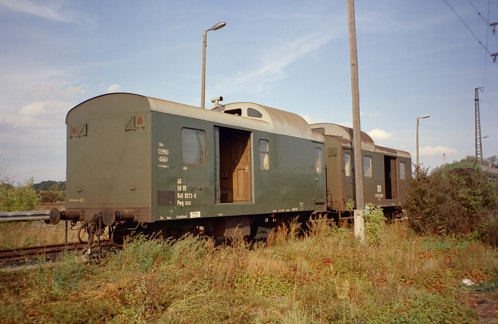 DR 40 50 940 0373-9 Pwg und ein weiterer Packwagen am 03.10.1991 im Bereich der damaligen Wagenwerkstatt in Naumburg. (Foto: Jrg Berthold)