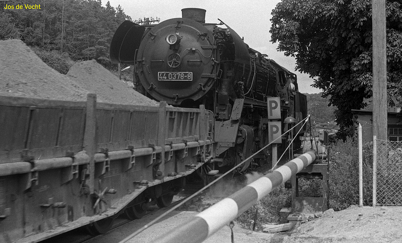 DR 44 0378-8 mit einem Sandzug von Sangerhausen nach Karsdorf, am 09.08.1980 in Nebra. (Foto: Niek Opdam)