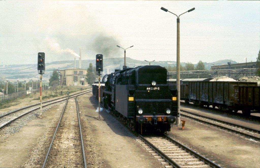 DR 44 0389-5 mit einem Gipszug aus Rottlerberode auf der Fahrt zu Gleis 5 (Wst Zementwerk Karsdorf), am 08.05.1981 im Zementwerk Karsdorf. (Foto: Klaus Pollmcher)