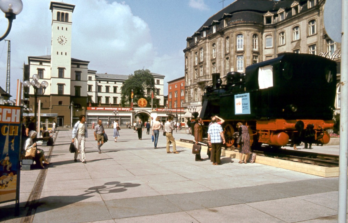 DR 89 6311 whrend der 100. Jahr Feier der Rbd Erfurt am 09.06.1982 auf dem Vorplatz des Erfurter Hauptbahnhofs.(Foto: Klaus Pollmcher)