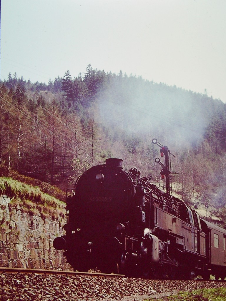 DR 95 0005-9 mit einem Personenzug am 10.05.1980 bei Lauscha. (Foto: Klaus Pollmcher)