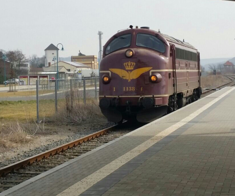 DSB My 1138 (92 80 1227 004-9 D-CLR) als Tfzf zum Fahrzeugwerk nach Karsdorf, am 10.03.2015 in Laucha. (Foto: Karolin Thomas)
