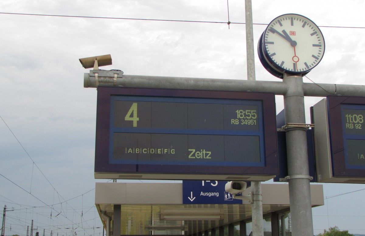 Durch das Freyburger Winzerfest gab es am 08.09.2013 mal wieder eine direkte Zugverbindung von Naumburg nach Zeitz. Hier der Zugzielanzeiger fr RB 34951 in Naumburg Hbf.