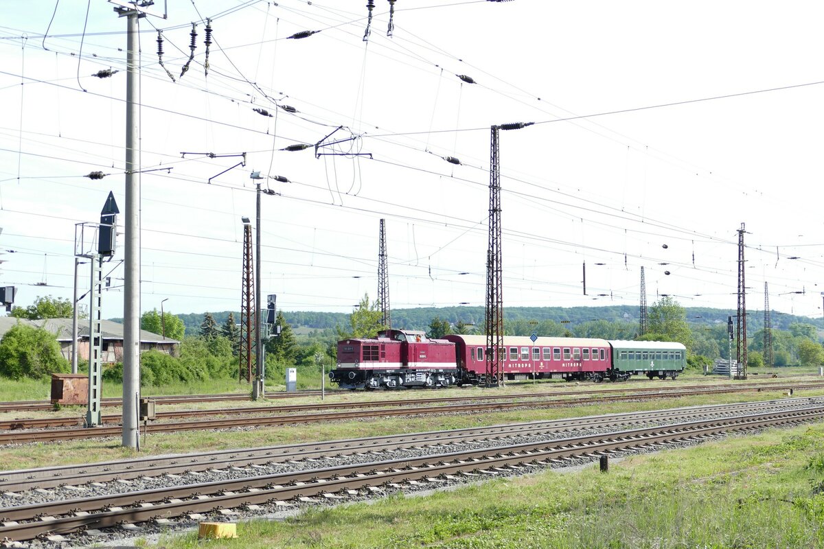 EBS 110 001-5 rangiert am 19.05.2023 zwei EBS-Wagen in Naumburg (S) Hbf. (Foto: Wolfgang Krolop)