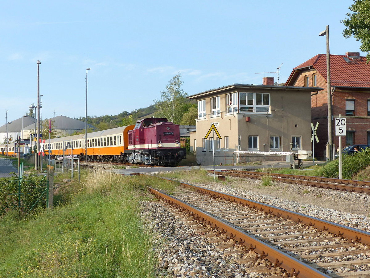 EBS 110 001-5 zieht am 12.09.2020 den DPE 30142 aus Weienfels aus dem Karsdorfer Bbf in den Anschluss der Erfurter Bahnservice GmbH in Karsdorf. Hier zu sehen am Stellwerk B3.