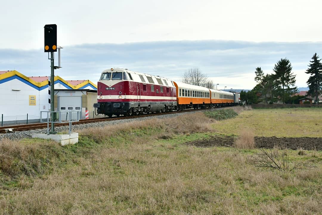 EBS 118 719-4 mit einem Leerzug von Naumburg Hbf nach Karsdorf, am 30.01.2019 in Roßbach. (Foto: Holger Grunow)
