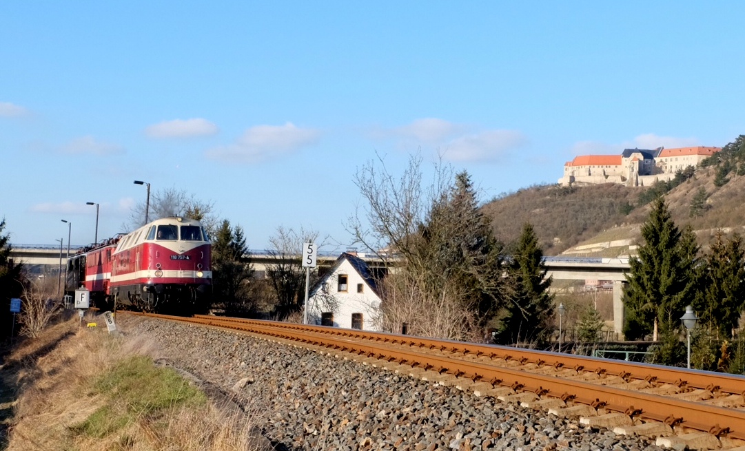 EBS 118 757-4 + 142 110-6 + 142 145-2 als Tfzf von Karsdorf nach Naumburg Hbf, am 25.02.2015 in Nimitz. (Foto: Heiko Kern)