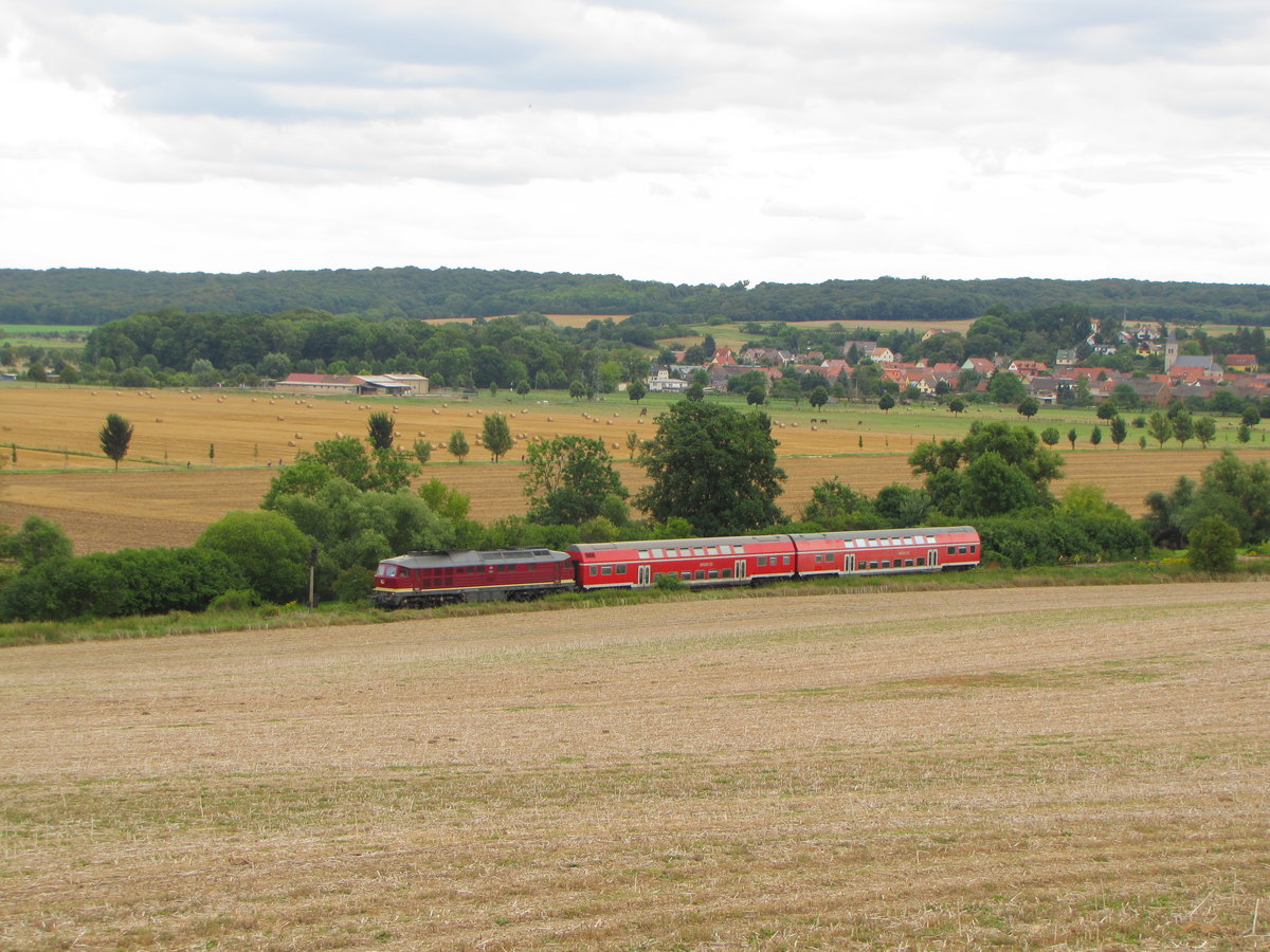 EBS 132 334-4 mit dem DPE 74386 von Naumburg Hbf nach Karsdorf, am 20.08.2016 auf der Unstrutbahn bei Freyburg. 