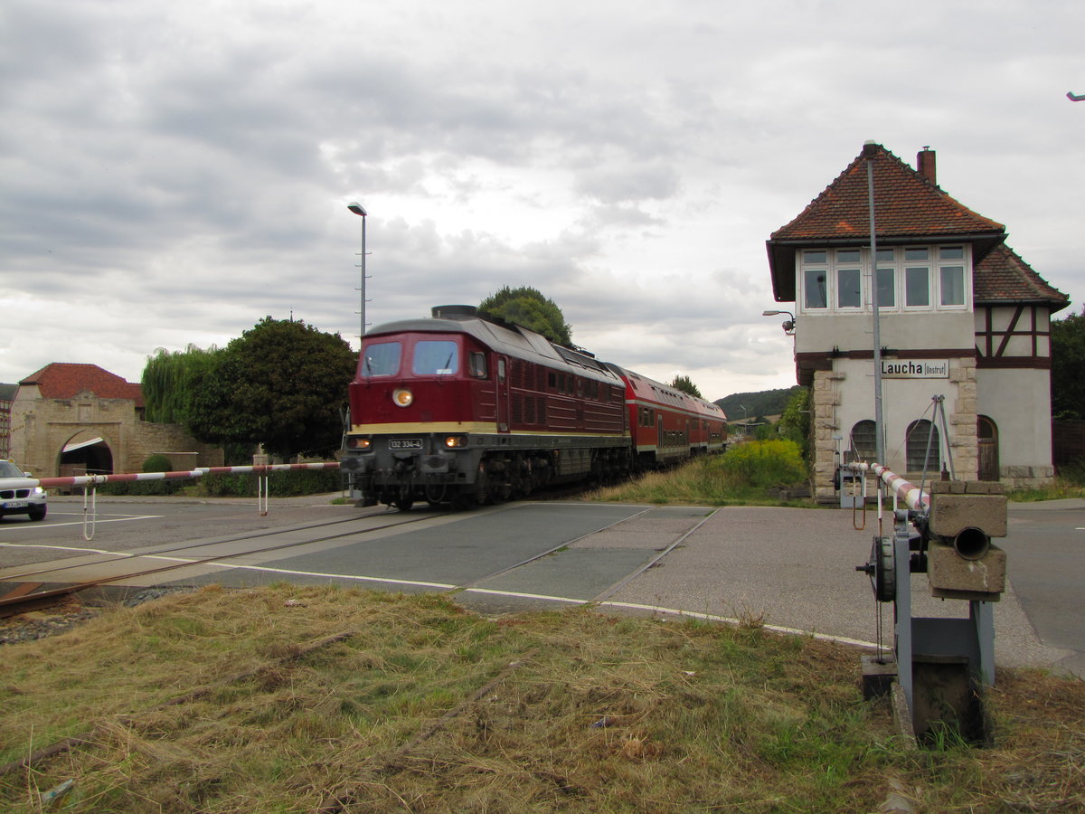 EBS 132 334-4 mit dem DPE 74386 von Naumburg Hbf nach Karsdorf, am 20.08.2016 bei der Ausfahrt in Laucha. 