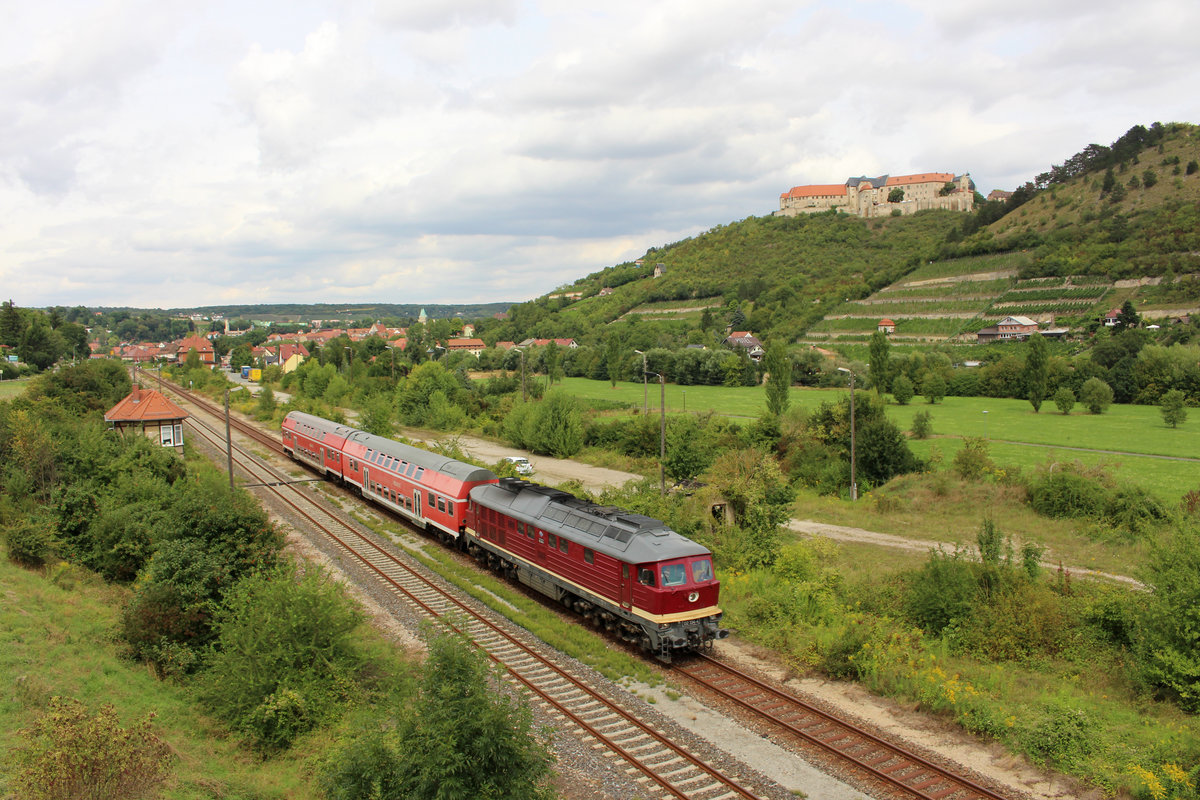 EBS 132 334-4 mit dem DPE 74383 von Karsdorf nach Naumburg Hbf, am 20.08.2016 bei der Ausfahrt in Freyburg. (Foto: Jens-Peter Ruske)