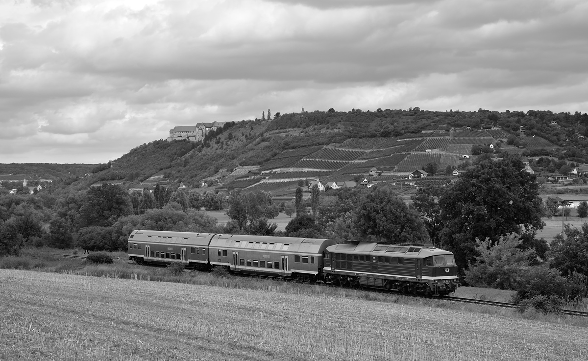 EBS 132 334-4 mit dem DPE 74383 von Karsdorf nach Naumburg Hbf, am 20.08.2016 bei Nißmitz. (Foto: Hans-Jürgen Warg)