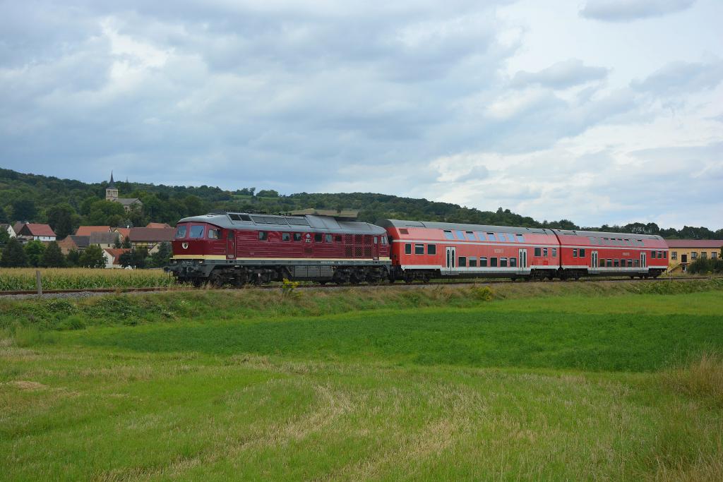 EBS 132 334-4 mit dem DPE 74381 von Karsdorf nach Naumburg Hbf, am 20.08.2016 in Kleinjena. (Foto: dampflok015)