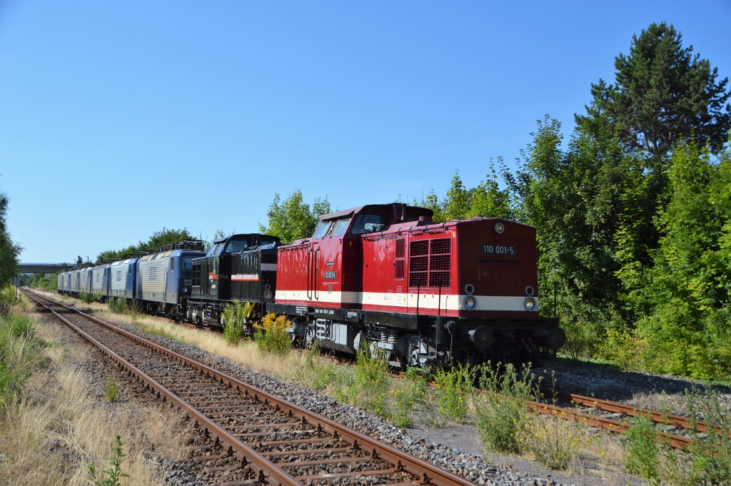 EBS 204 900-5 + 202 597-1 brachten am 19.07.2018 sieben Lokomotiven der Baureihe 143 von RBH (Tochterunternehmen von DB Cargo) nach Karsdorf und warten im ehem. Bahnhof von Freyburg die berholung der Burgenlandbahn ab. Die Nummern der RBH Maschinen: 143 305-1 + 143 059-4 + 143 571-8 + 143 040-4 + 143 028-9 + 143 941-3 + 143 916-5.

