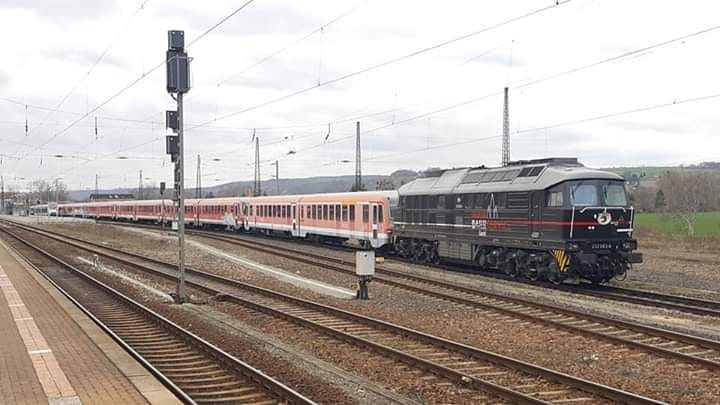 EBS 232 083-6 mit einigen Triebwagen der BR 628 nach Tschechien, am 27.03.2019 in Naumburg Hbf. (Foto: Johny Berger)