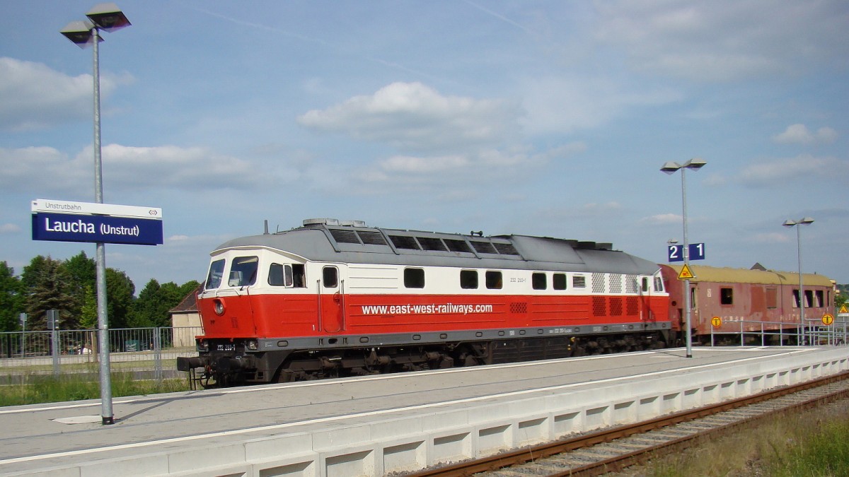 EBS 232 293-1 mit einem Mitropawagen auf der Fahrt ins Fahrzeugwerk nach Karsdorf, am 22.05.2015 in Laucha. (Foto: Gnther Gbel)