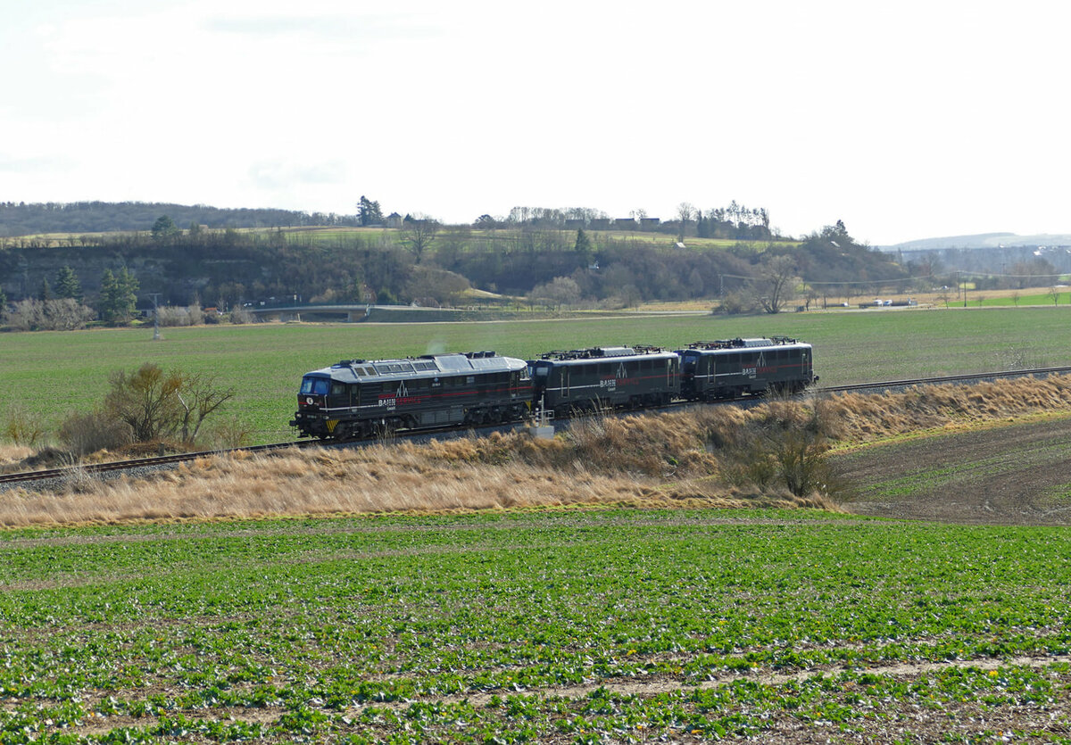 EBS 232 592-6 mit zwei 140 auf berfhrungsfahrt von Naumburg Hbf nach Karsdorf, am 05.02.2022 bei Kleinjena. (Foto: Wolfgang Krolop)
