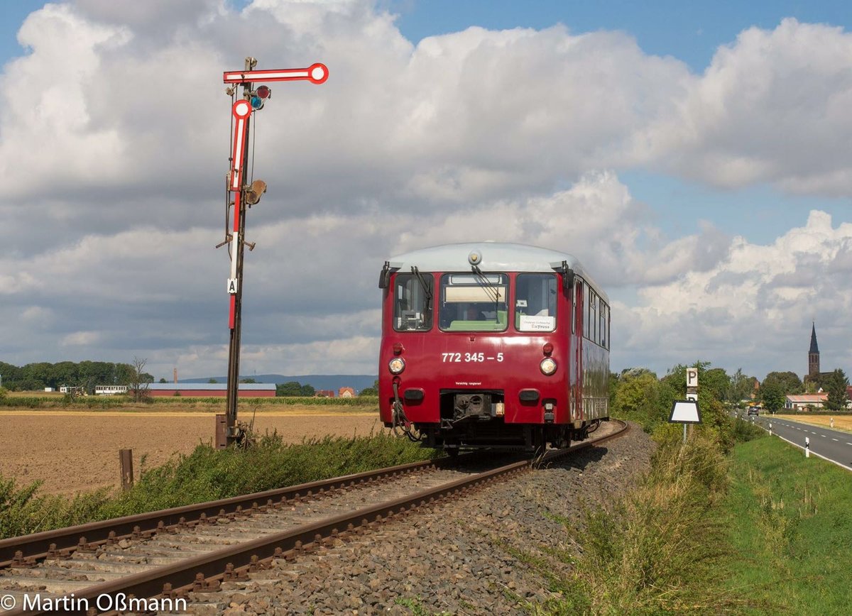 EBS 772 345-5 als 13.  Unstrut-Schrecke-Express  DPE 25502 von Erfurt Hbf nach Roleben, am 21.08.2016 bei Gehofen. (Foto: Martin Omann)