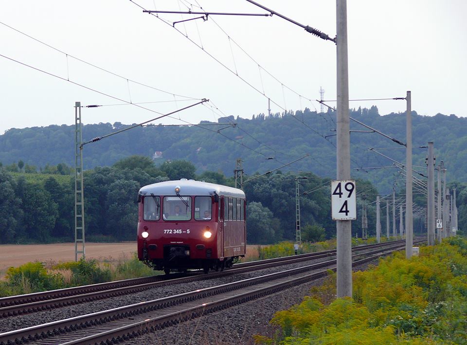 EBS 772 345-5 als  Unstrut-Schrecke-Express  DbZ 92480 auf der abendlichen Rckfahrt von Erfurt Hbf nach Naumburg Hbf, am 24.08.2013 bei Schulpforte. (Foto: Wolfgang Gerstner)
