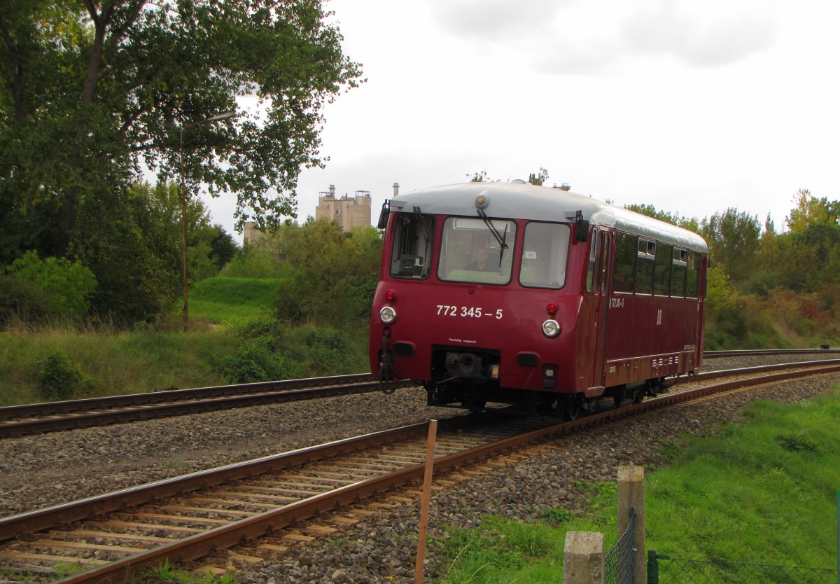 EBS 772 345-5 verkehrte zum Bahnhofsfest in Laucha am 27.09.2015 als Sonderzug zwischen Karsdorf und Freyburg. Hier fhrt der Triebwagen gerade aus dem Anschluss der EBS zur Bereitstellung am Bahnsteig in Karsdorf.