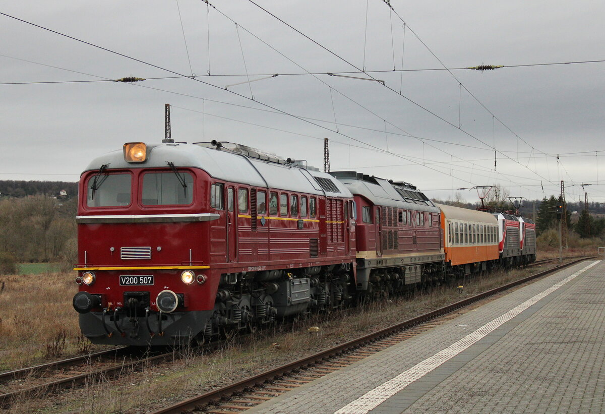 EBS V200 507 + 132 334 + D-EBS 56 80 21-80 084-8 Bom und den FWK-Loks 143 056 + 143 124, am 02.01.2024 in Naumburg (S) Hbf. Whrend die V300 und der StdteExpresswagen nach Karsdorf berfhrt wurden, fuhren die beiden 143er wenig spter Richtung Bad Ksen.